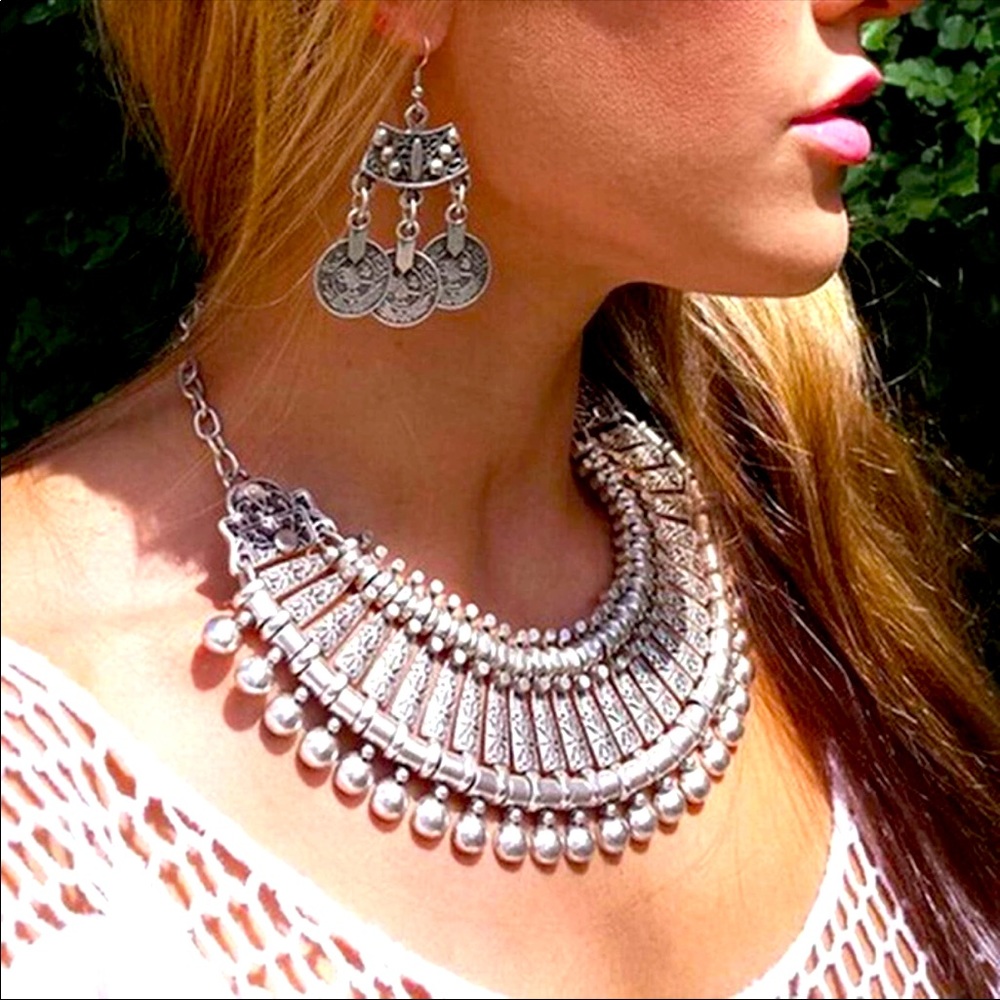 Statement necklace